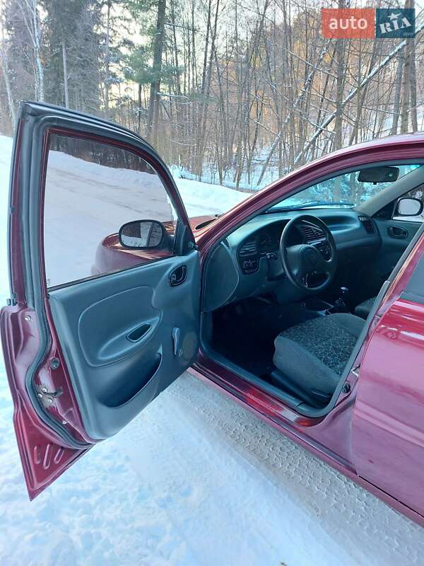 Седан Daewoo Lanos 2009 в Тростянці