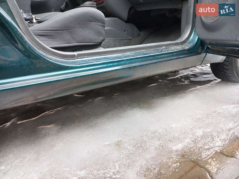 Седан Daewoo Lanos 2003 в Южному