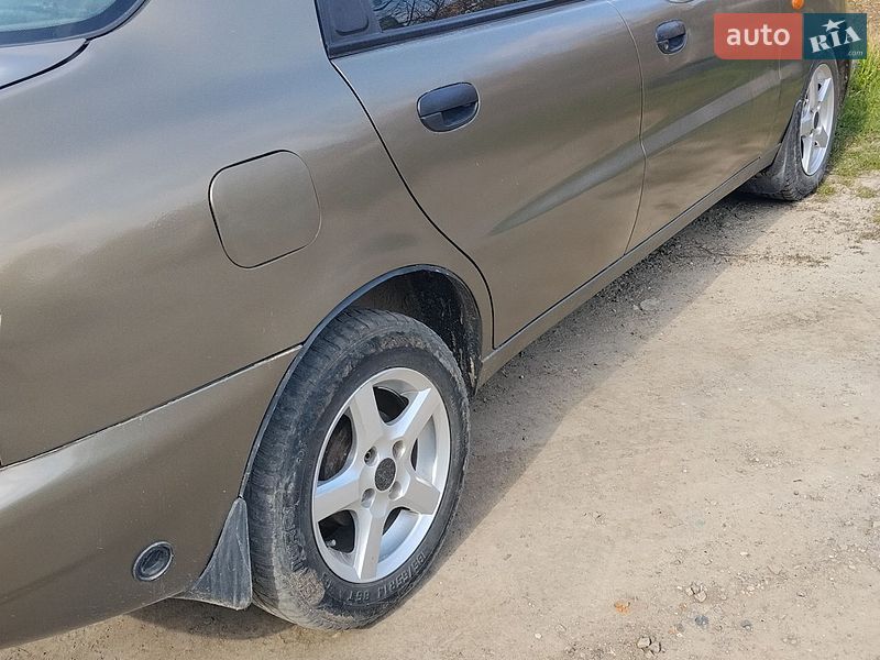 Седан Daewoo Lanos 2002 в Толстом
