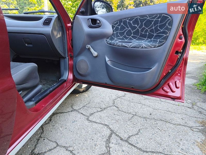 Седан Daewoo Lanos 2004 в Ромнах