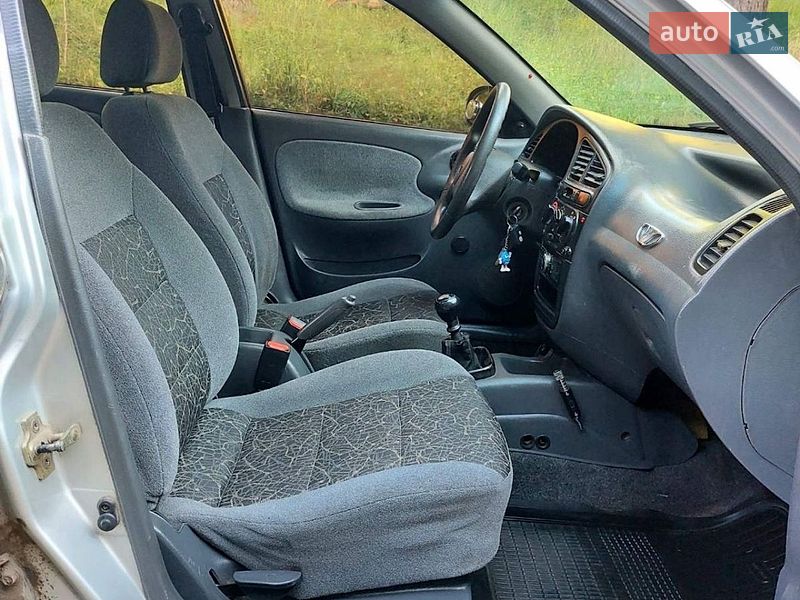 Седан Daewoo Lanos 2004 в Тростянці