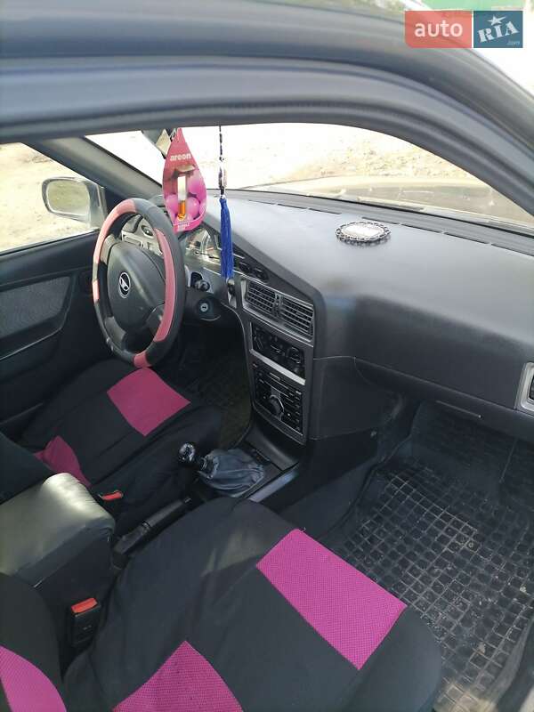 Седан Daewoo Nexia 2011 в 
