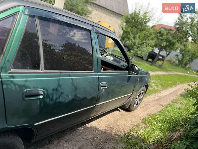 Седан Daewoo Nexia 1997 в Козине