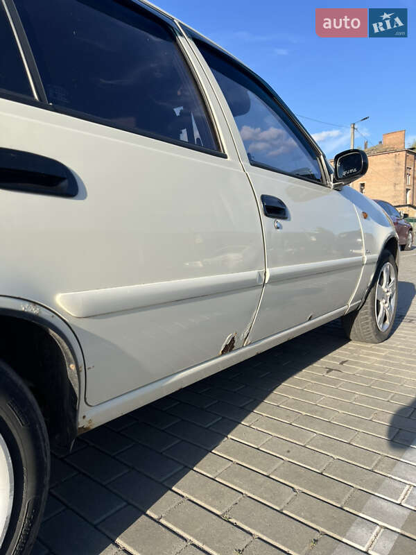 Седан Daewoo Nexia 2012 в Ромнах