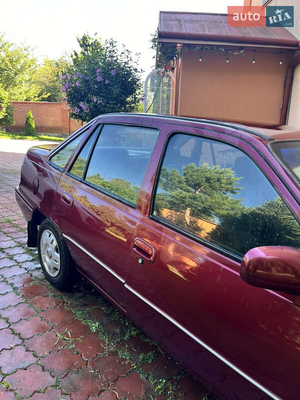 Седан Daewoo Nexia 1997 в Мостиске