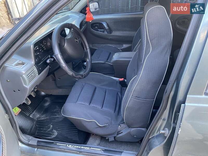 Седан Daewoo Nexia 1997 в Новомосковську
