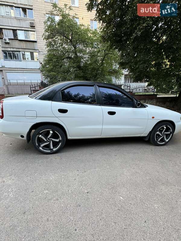Седан Daewoo Nubira 1998 в Киеве