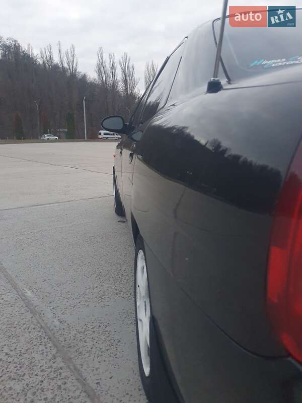 Седан Daewoo Nubira 1998 в Каневе