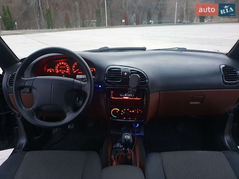 Седан Daewoo Nubira 1998 в Каневе