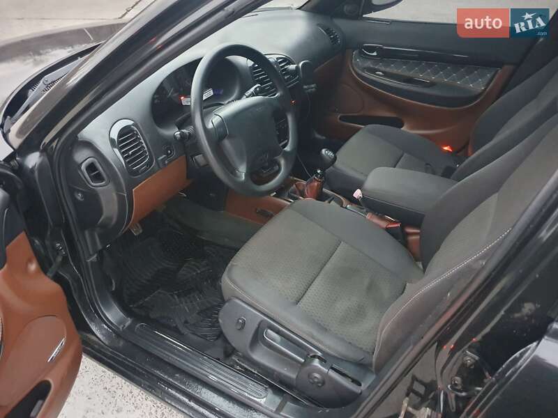 Седан Daewoo Nubira 1998 в Каневе