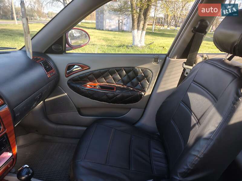Седан Daewoo Nubira 2001 в Краснограде
