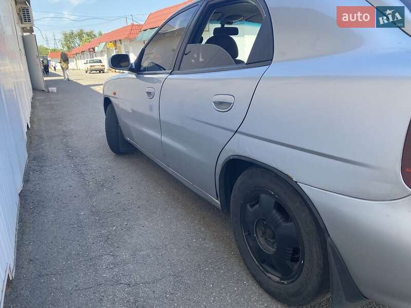 Хэтчбек Daewoo Nubira 1998 в 