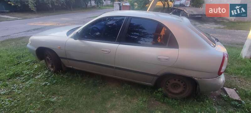 Хэтчбек Daewoo Nubira 1998 в Карловке