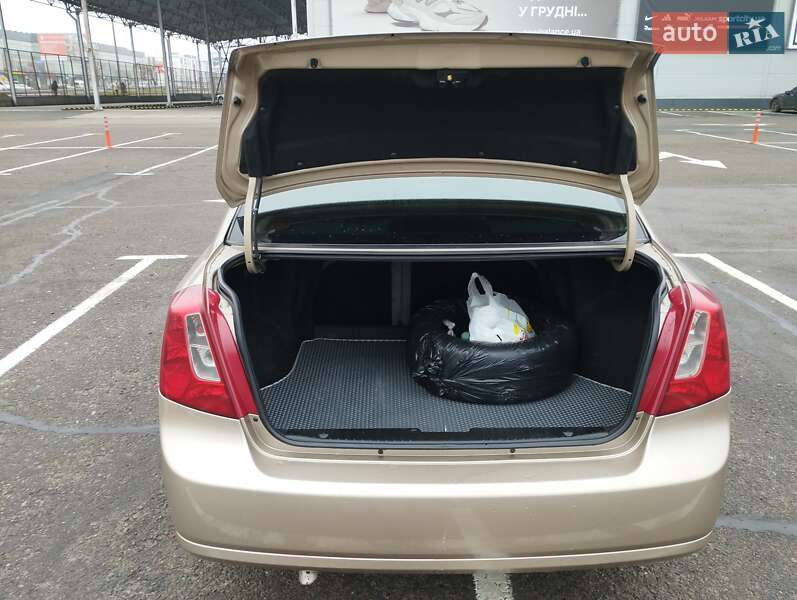 Седан Daewoo Nubira 2004 в Остроге