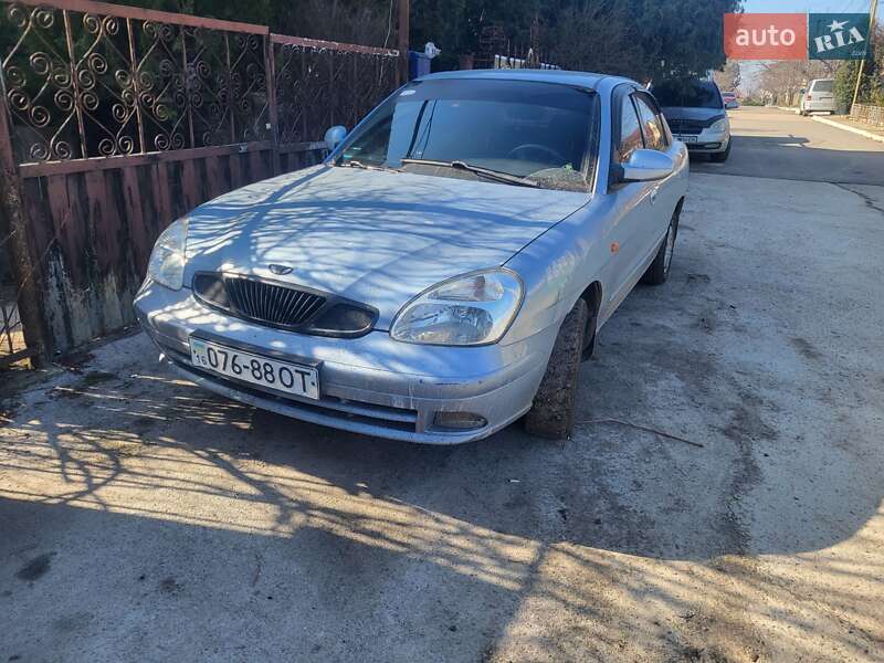 Седан Daewoo Nubira 2003 в Малодолинском