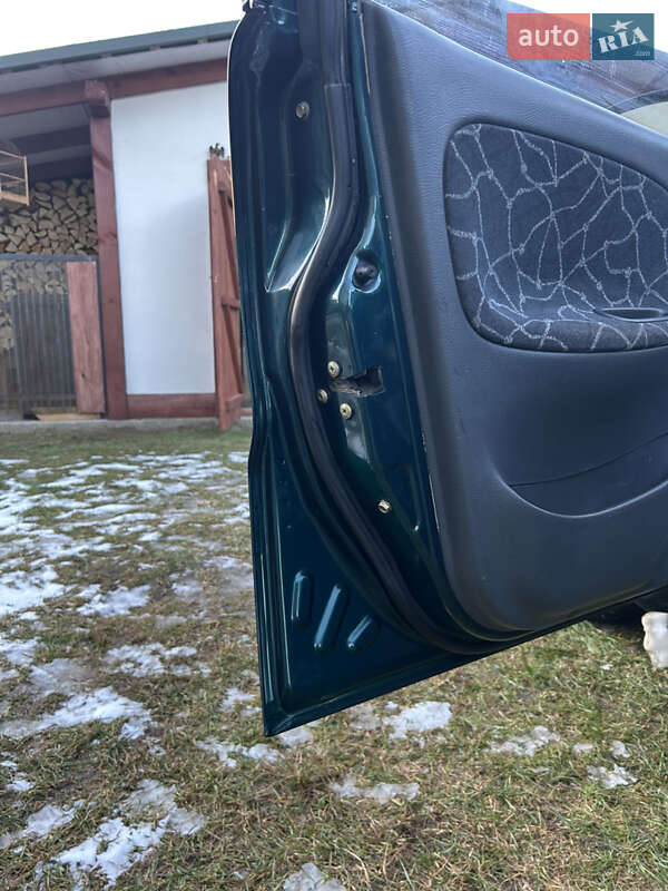Седан Daewoo Sens 2003 в Новояворівську