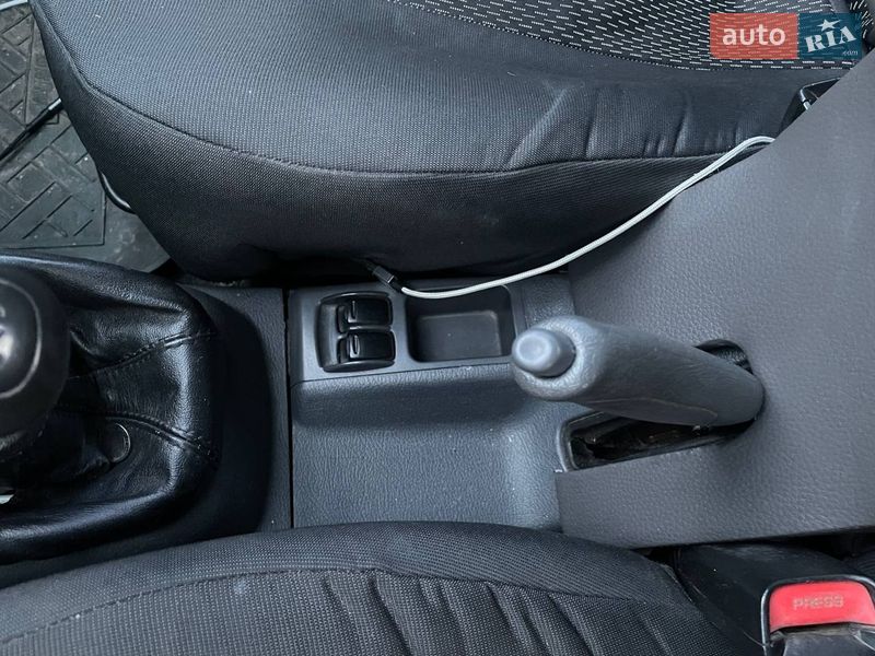 Седан Daewoo Sens 2004 в Новгородці