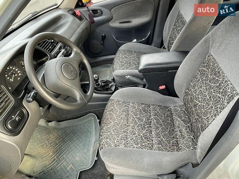 Седан Daewoo Sens 2004 в Львові