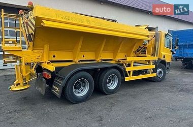 Піскорозкидальна машина DAF CF 75 2010 в Великій Багачці
