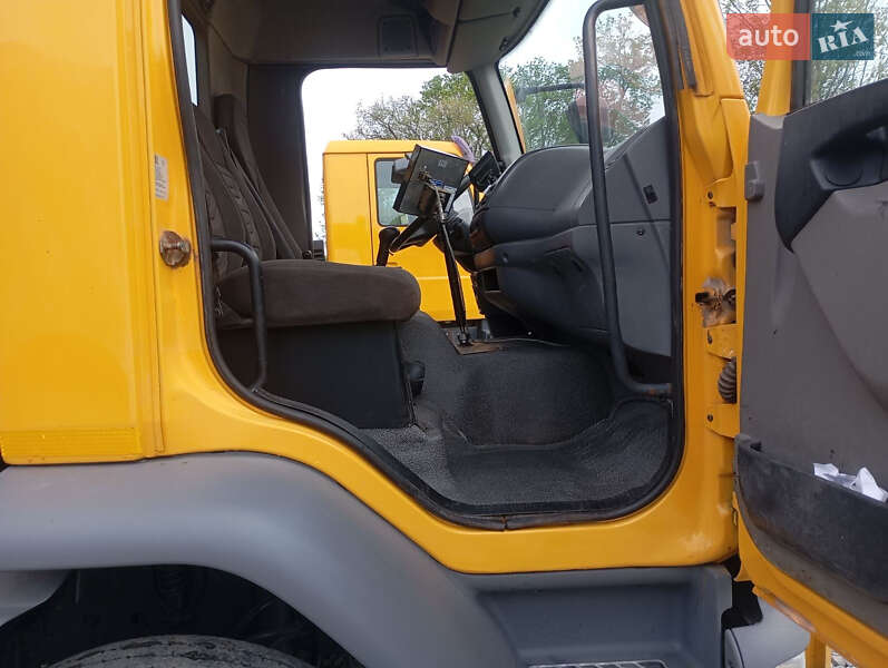 Піскорозкидальна машина DAF LF 2013 в Бучачі