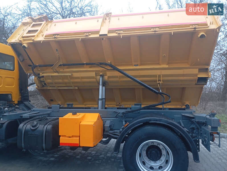 Піскорозкидальна машина DAF LF 2013 в Бучачі