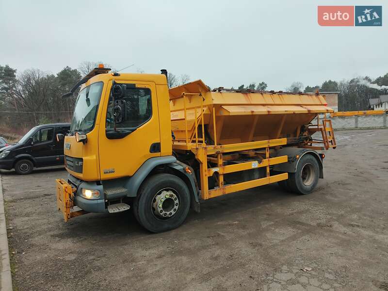 Пескоразбрасывающая машина DAF LF 2010 в Луцке
