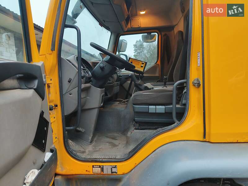 Пескоразбрасывающая машина DAF LF 2010 в Луцке