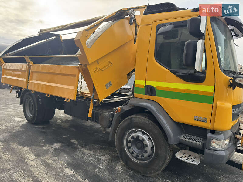 Пескоразбрасывающая машина DAF LF 2013 в Тернополе