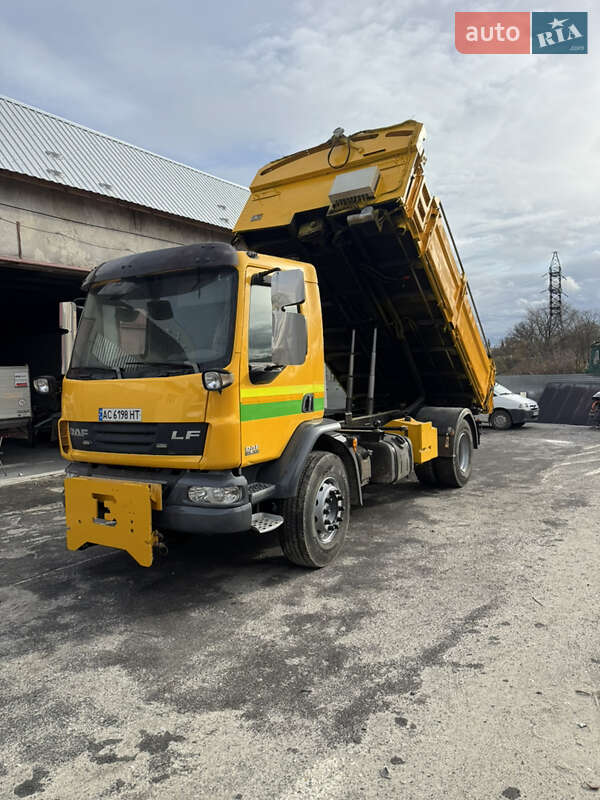 Пескоразбрасывающая машина DAF LF 2013 в Тернополе