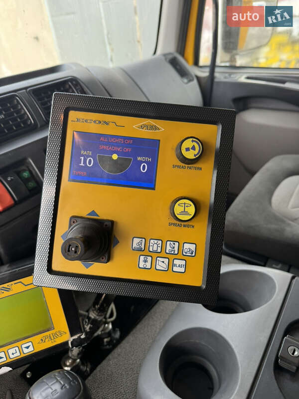 Пескоразбрасывающая машина DAF LF 2013 в Тернополе