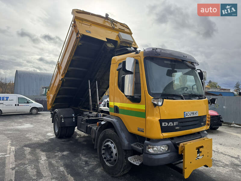 Пескоразбрасывающая машина DAF LF 2013 в Тернополе