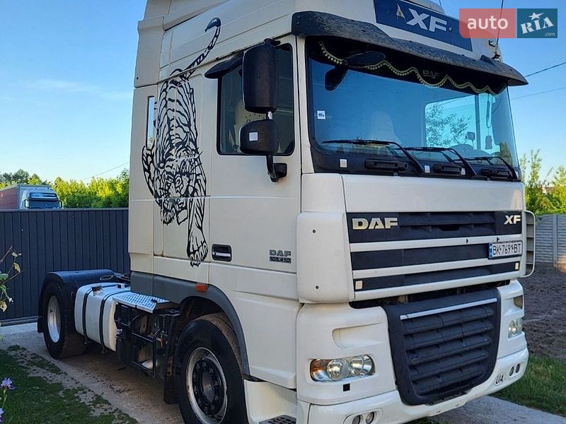 2010 DAF XF-105, VIN XLRTE47MS0E878880:plate — фото 1 (autoria)