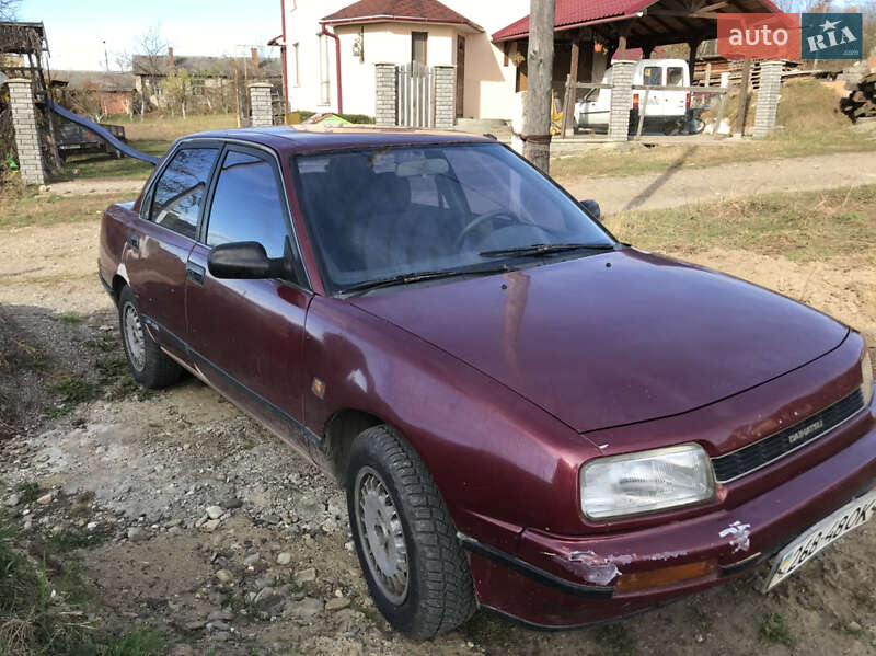 Седан Daihatsu Applause 1993 в Сторожинце