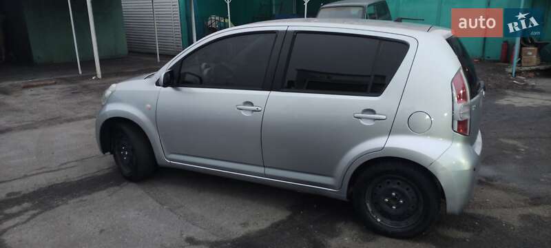 Хэтчбек Daihatsu Sirion 2005 в 