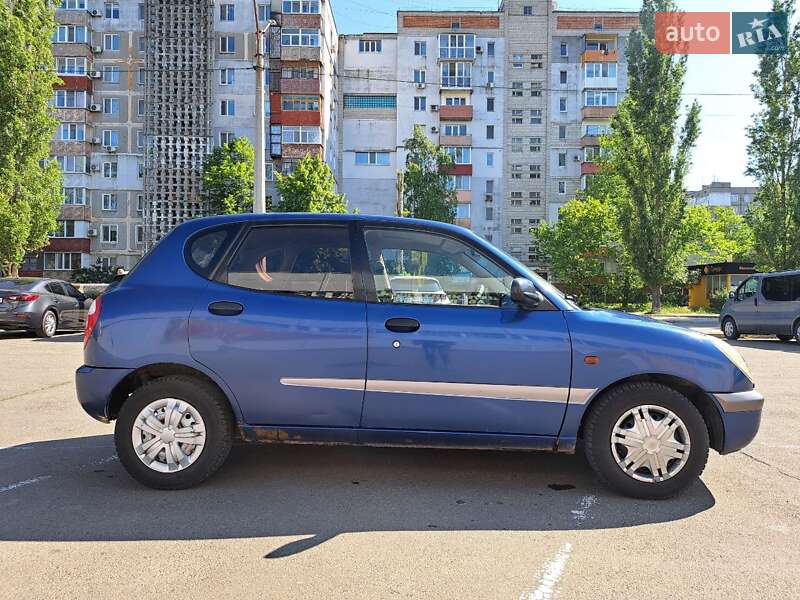 Хэтчбек Daihatsu Sirion 1999 в Николаеве