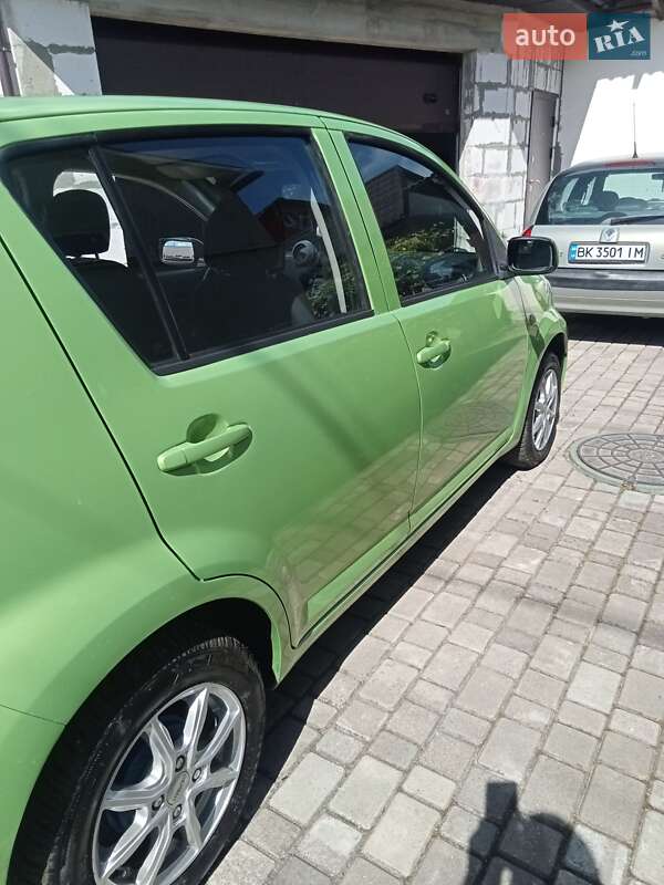 Хэтчбек Daihatsu Sirion 2005 в Ровно