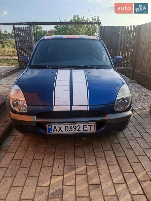 Хэтчбек Daihatsu Sirion 1998 в 