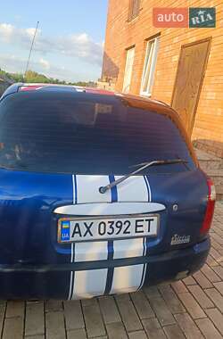 Хэтчбек Daihatsu Sirion 1998 в 
