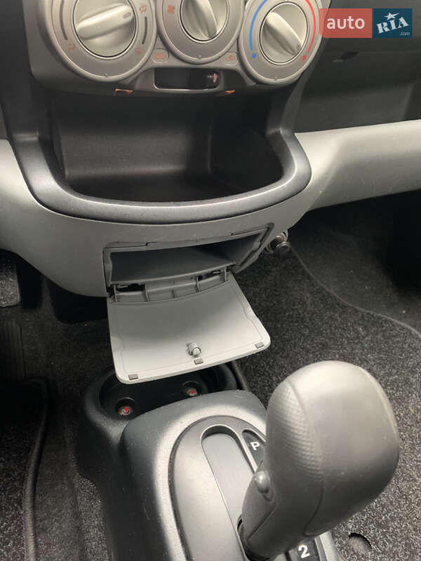 Хэтчбек Daihatsu Sirion 2010 в Ровно