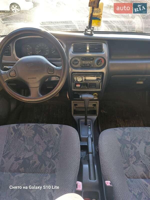 Хетчбек Daihatsu Sirion 2000 в Дніпрі
