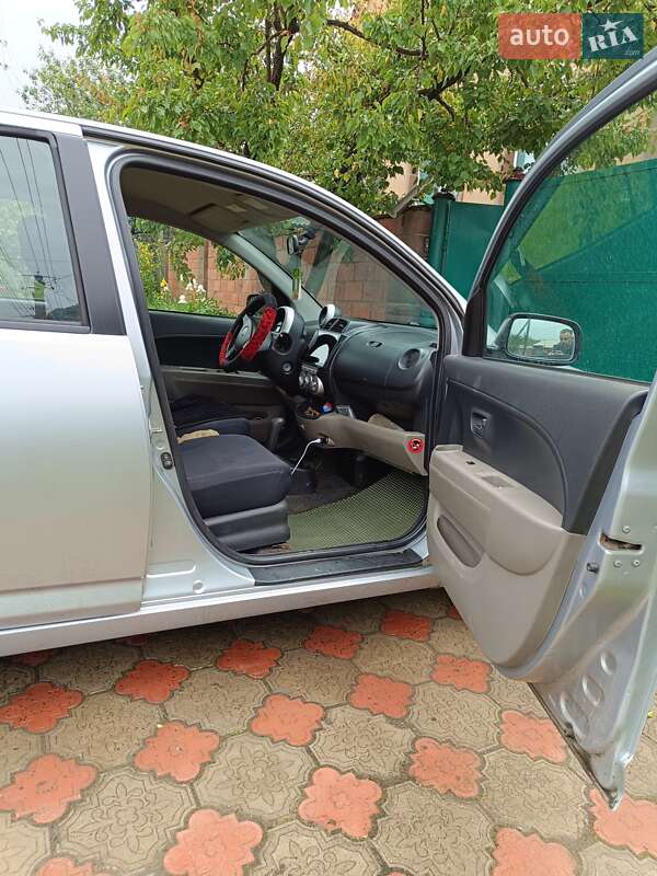 Хетчбек Daihatsu Sirion 2005 в Чугуєві