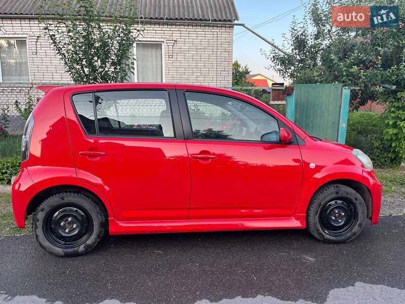 Хэтчбек Daihatsu Sirion 2006 в 