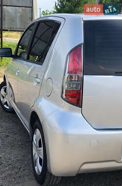Хэтчбек Daihatsu Sirion 2006 в 