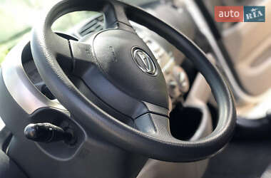 Хэтчбек Daihatsu Sirion 2006 в 