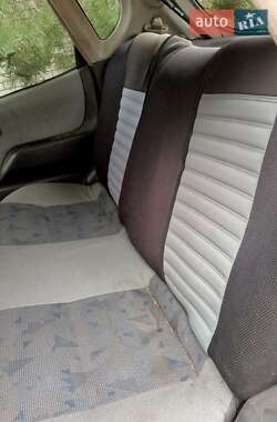 Хэтчбек Daihatsu Sirion 2000 в 