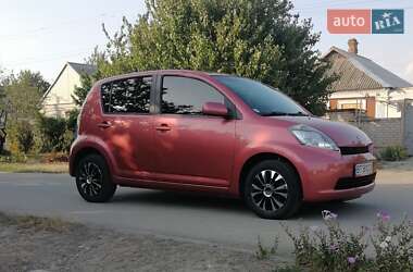 Хэтчбек Daihatsu Sirion 2006 в 