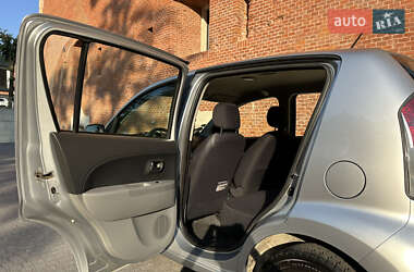 Хэтчбек Daihatsu Sirion 2006 в 
