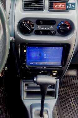 Хэтчбек Daihatsu Sirion 2001 в 
