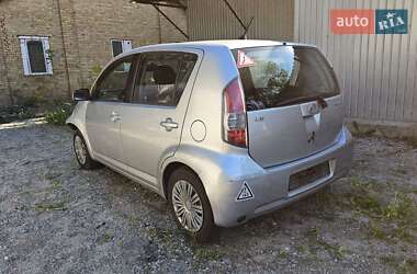 Хэтчбек Daihatsu Sirion 2006 в 
