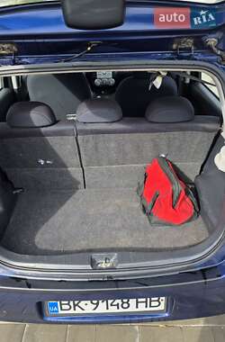Хэтчбек Daihatsu Sirion 2005 в 